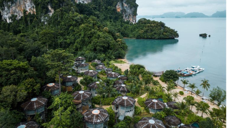 Romantic luxury amidst the treetops 