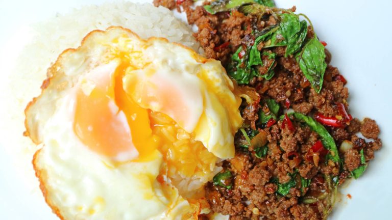 Thai food recipes: Stir-fried holy basil with beef (pad kaprao neua)